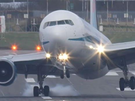 Die Landung dieser Boeing 767 in Birmingham war alles andere als Standard.