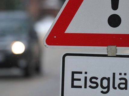 Die Straßenbedingungen in Wien sorgten für einen nächtlichen Großeinsatz.