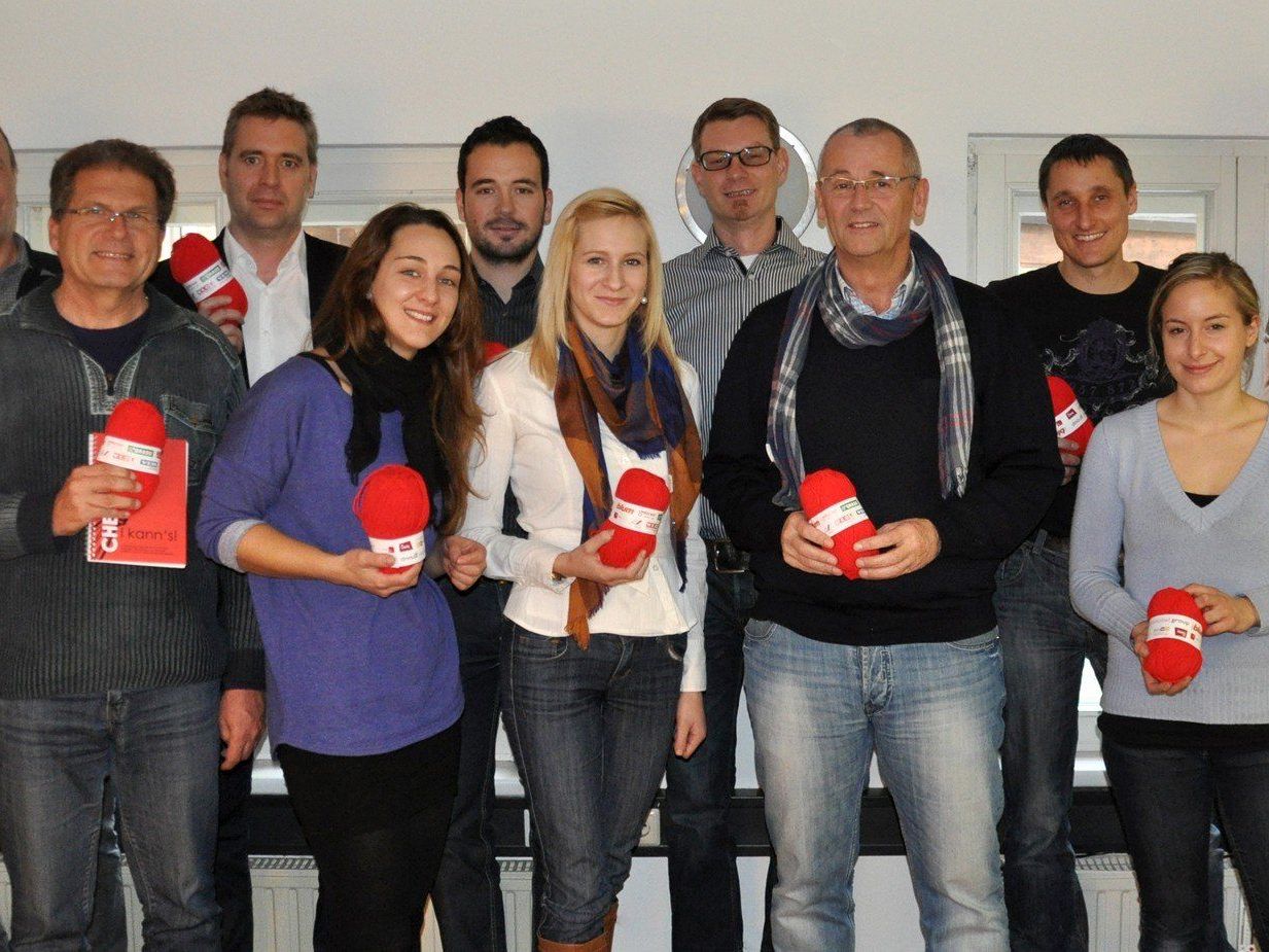 Das Projektteam beim ersten Meeting VLNR: Karin Fitz (Verein Amazone), Otto Bechter (Zumtobel), Reinhard Lecher (Grass), Lars Heine (Grass), Nadja König (Grass), Marcus Mayer (AK), Perrine Palombo (Getzner), Felix Stecher (Kral), Werner Gohm (Getzner), Bertram Bezler (Blum), Sabrina Geissler (Blum), Mario Kempf (V.E.M.), Amanda Ruf (Verein Amazone). Das Projektteam beim ersten Meeting VLNR: Karin Fitz (Verein Amazone), Otto Bechter (Zumtobel), Reinhard Lecher (Grass), Lars Heine (Grass), Nadja König (Grass), Marcus Mayer (AK), Perrine Palombo (Getzner), Felix Stecher (Kral), Werner Gohm (Getzner), Bertram Bezler (Blum), Sabrina Geissler (Blum), Mario Kempf (V.E.M.), Amanda Ruf (Verein Amazone).
