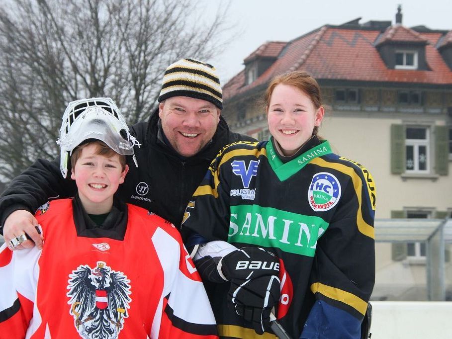 Für ÖEHV-Teambetreuer Alexander Beck und sein Sohn Felix und für fünf weitere Vorarlberger Cracks ruft die Moskitos WM in Kanada. Für ÖEHV-Teambetreuer Alexander Beck und sein Sohn Felix und für fünf weitere Vorarlberger Cracks ruft die Moskitos WM in Kanada.