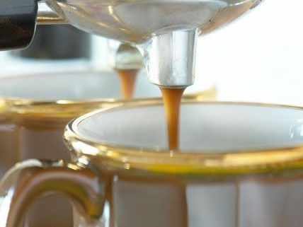 Einen Kaffee trinken, einen Kaffee spenden. Einen Kaffee trinken, einen Kaffee spenden.