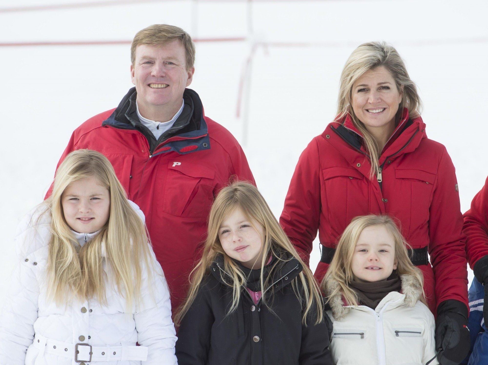 Skiurlaub in Lech: König Willem-Alexander und Königin Máxima der Niederlande und ihre Kinder Catharina-Amalia, Alexia und Ariane (v.l.n.r.) Skiurlaub in Lech: König Willem-Alexander und Königin Máxima der Niederlande und ihre Kinder Catharina-Amalia, Alexia und Ariane (v.l.n.r.)