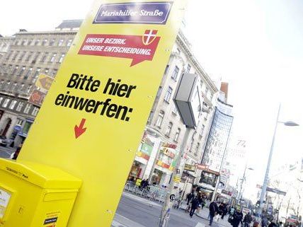 In diese Postkästen können die Fragebögen der MaHü-Befragung geworfen werden. In diese Postkästen können die Fragebögen der MaHü-Befragung geworfen werden.