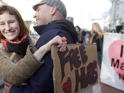 Free Hugs gab es am Valentinstag auf der MaHü in Wien.
