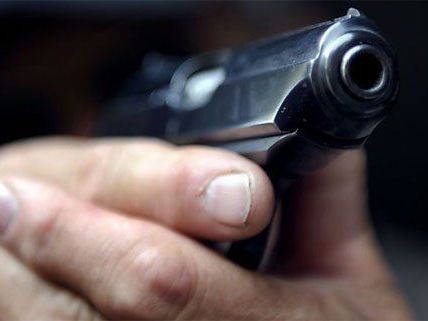 Die Jugendlichen bedrohten ihr Opfer mit einer Pistole. Die Jugendlichen bedrohten ihr Opfer mit einer Pistole.