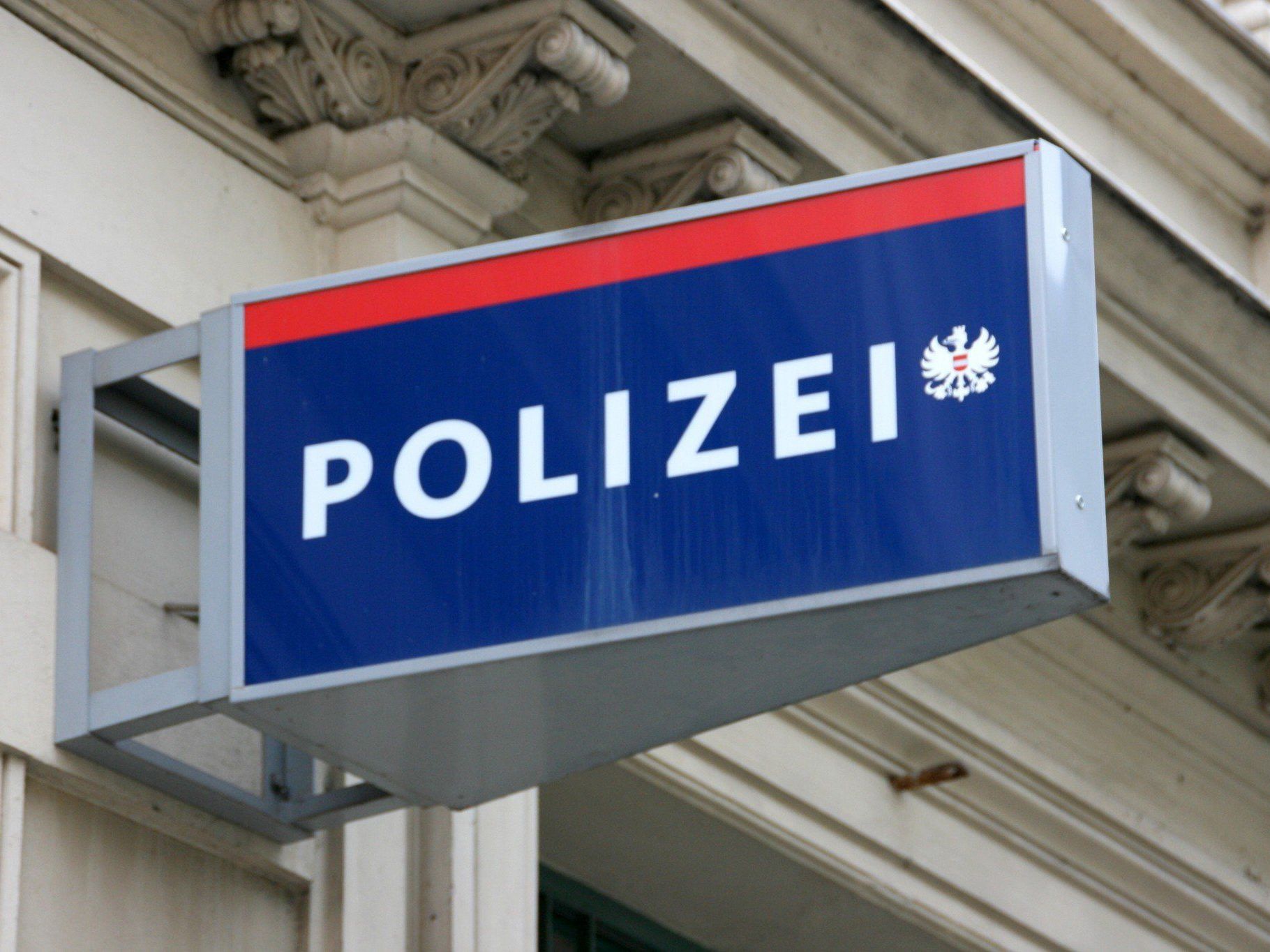 Ein Alkolenker verursachte in Gmunden einen Unfall mit einem Polizeiauto Ein Alkolenker verursachte in Gmunden einen Unfall mit einem Polizeiauto