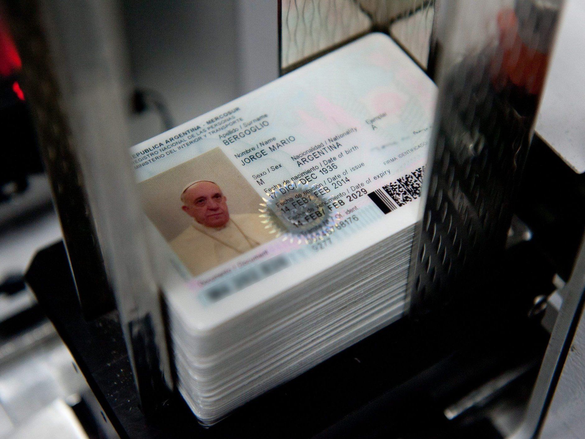 Neben einem Pass beantragte der Papst auch einen neuen Personalausweis. Neben einem Pass beantragte der Papst auch einen neuen Personalausweis.