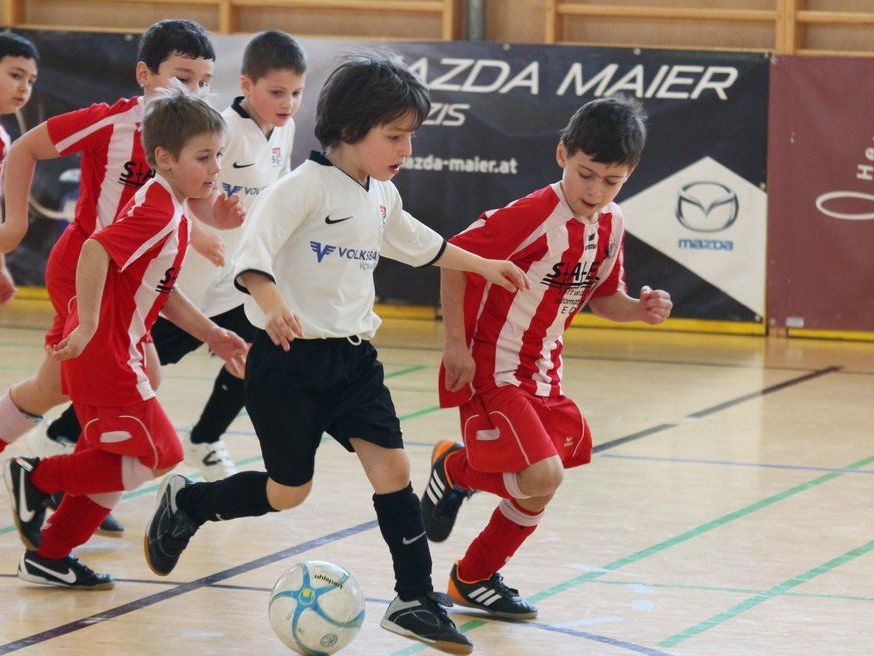 An drei Tagen wird in der Mäderer Hauptschulturnhalle beim FC Mäder Nachwuchshallenfußballturnier getrickst.