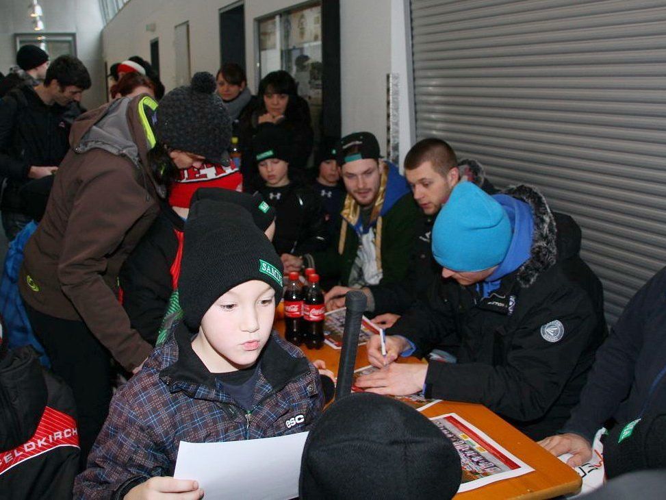 Die vier VEU Feldkirch Stars Martin Tomasek, Volodymr Romanenko, Maxim Abaev und Dominik Müller gaben Autogramme. Die vier VEU Feldkirch Stars Martin Tomasek, Volodymr Romanenko, Maxim Abaev und Dominik Müller gaben Autogramme.