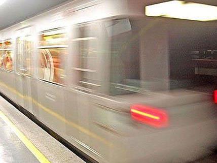 Die Männer wurden beschuldigt, den 18-Jährigen in einer U-Bahnstation ausgeraubt zu haben.