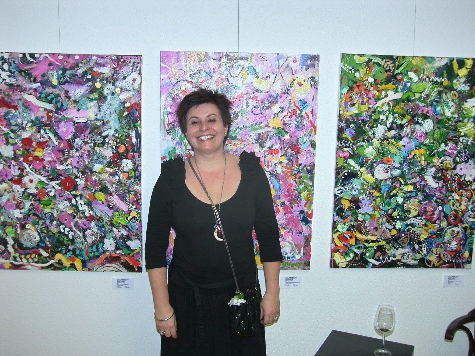 Sabeth Holland vor einem ihrer Bilder in der Galerie Altesse