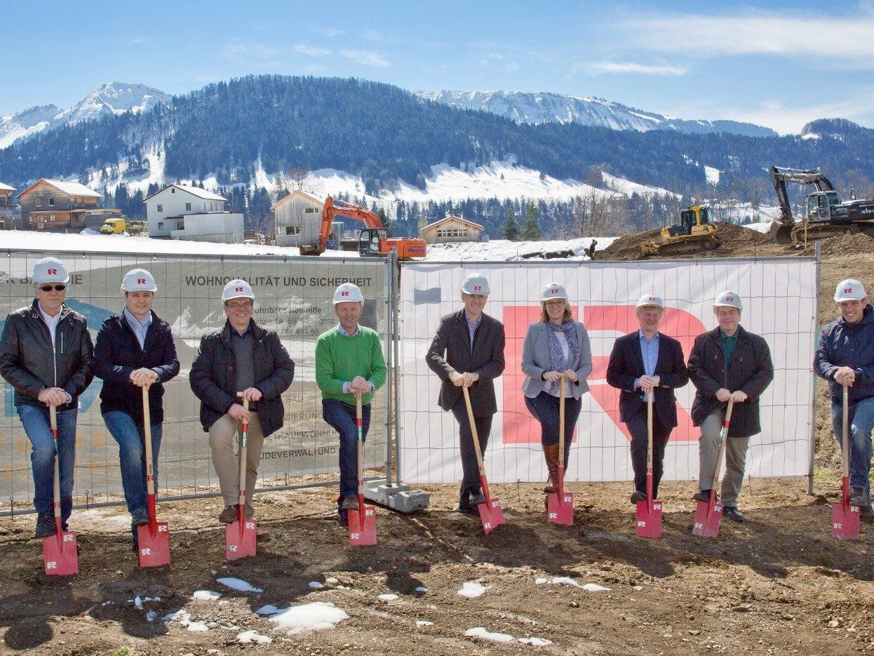 Gaben den Startschuss für das Bauprojekt in Windern: Hans Schiller, Wohnbauselbsthilfe, Florian Preiml, FF-Bauleitungsbüro, Michael Brückner, Rhomberg Bau, Fritz Feuerstein, FF-Bauleitungsbüro, Martin Summer, Rhomberg Bau, Katharina Fuchs, Rhomberg Bau, Klaus Schwarz, Bürgermeister Hittisau, Erich Mayer, Wohnbauselbsthilfe, und Franz Sutterlüty, Rhomberg Bau Gaben den Startschuss für das Bauprojekt in Windern: Hans Schiller, Wohnbauselbsthilfe, Florian Preiml, FF-Bauleitungsbüro, Michael Brückner, Rhomberg Bau, Fritz Feuerstein, FF-Bauleitungsbüro, Martin Summer, Rhomberg Bau, Katharina Fuchs, Rhomberg Bau, Klaus Schwarz, Bürgermeister Hittisau, Erich Mayer, Wohnbauselbsthilfe, und Franz Sutterlüty, Rhomberg Bau