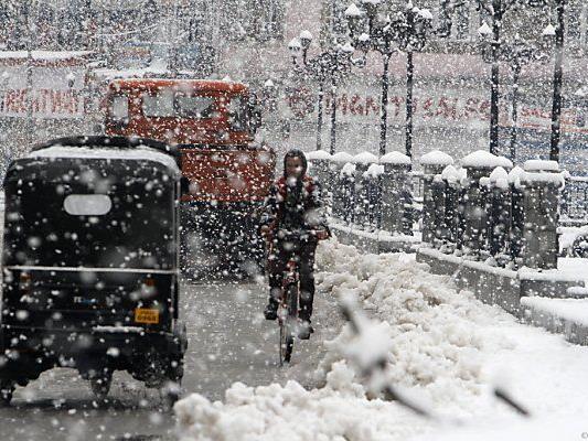 Verkehrschaos durch Schneefälle in Kaschmir