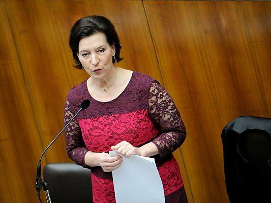 Frauenministerin Heinisch-Hosek im Parlament