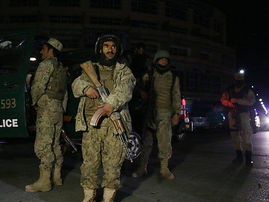 Sicherheitskräfte vor dem Hotel Serena in Kabul
