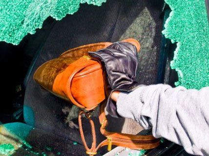 Die Jugendlichen durchsuchten Fahrzeuge nach Wertgegenständen. Die Jugendlichen durchsuchten Fahrzeuge nach Wertgegenständen.