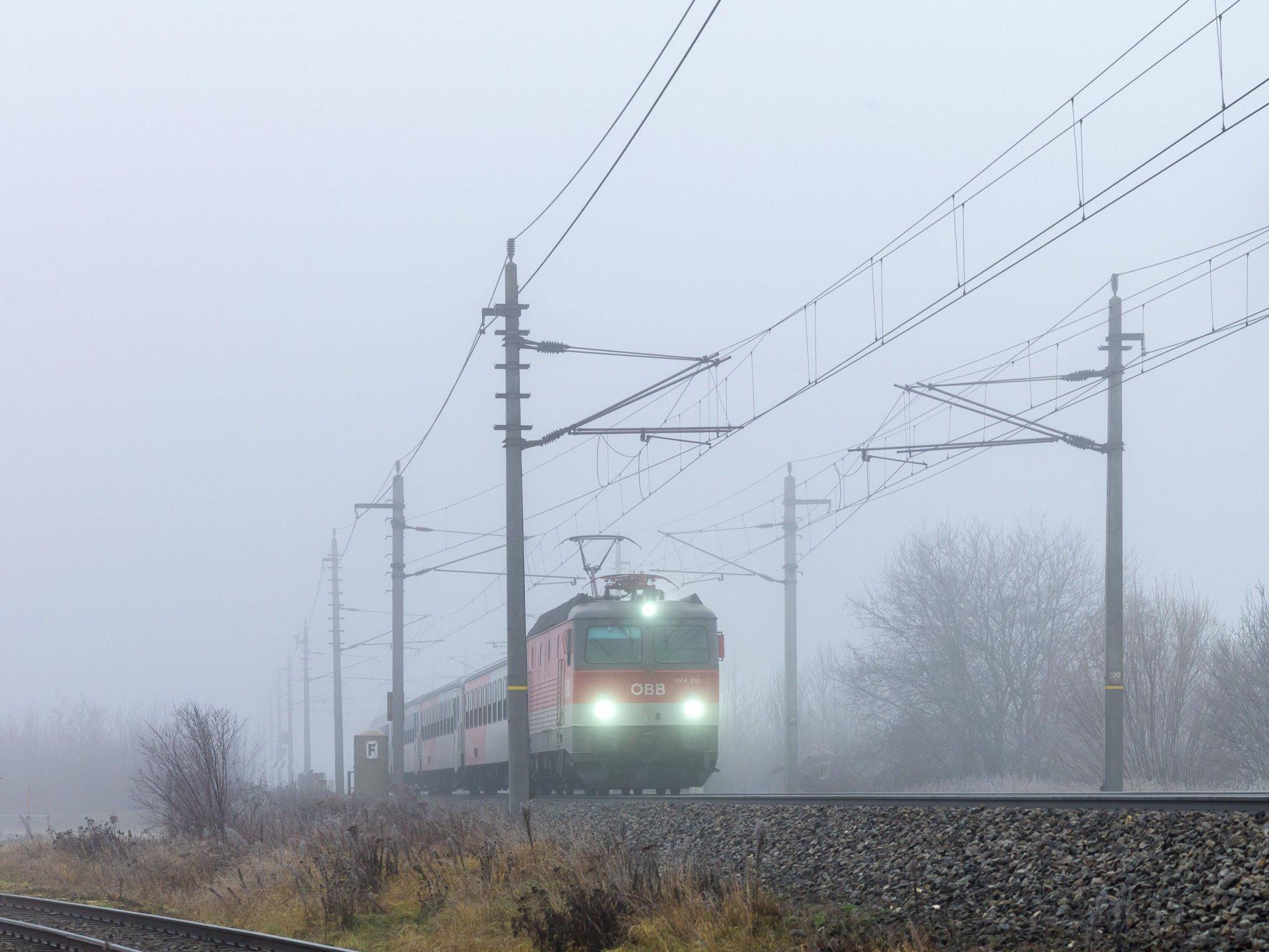 Ein Zug rammte am Freitag einen Lkw in Bad Ischl, der auf den Gleisen stecken geblieben war