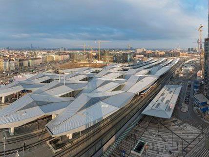 Wiener Hauptbahnhof - 7.000 Tonnen Stahl: Rautendach fertiggestellt