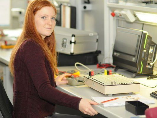 Studierende sind ab dem dritten Semester beim FHV-Partnerunternehmen angestellt. Studierende sind ab dem dritten Semester beim FHV-Partnerunternehmen angestellt.