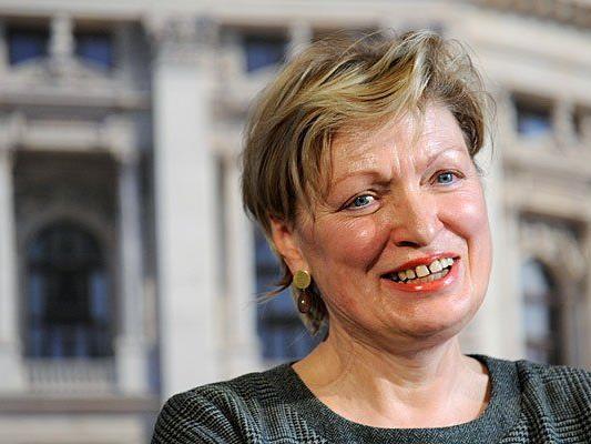 Die interimistische Direktorin des Burgtheaters, Karin Bergmann, gibt Aus für Hartmann-Stück
