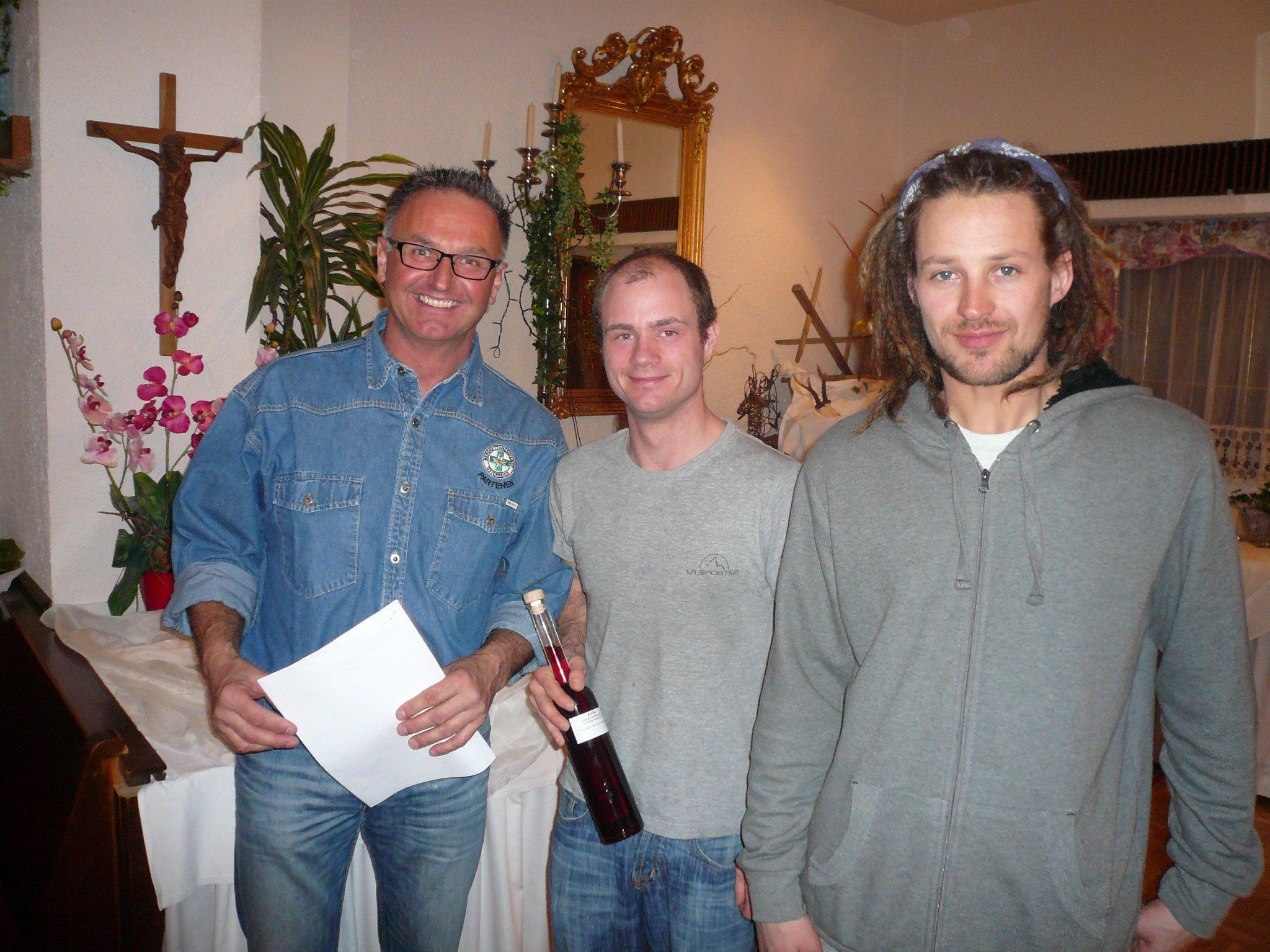 Ortsstellenleiter Rainer Märk (l.) mit Julian Klehenz und Sander van Echelpoel. Ortsstellenleiter Rainer Märk (l.) mit Julian Klehenz und Sander van Echelpoel.