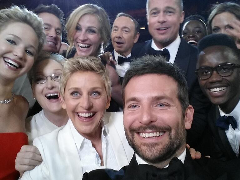 Die Stars posteten ordentlich Selfies von der Oscar-Nacht, auch ein paar Photobomber gibt es darunter.
