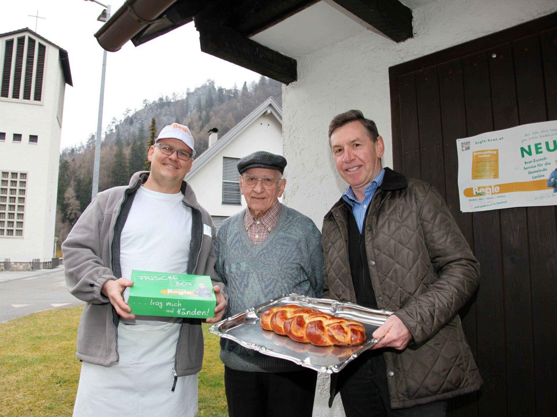 Bäckermeister Wilfried Begle bedankt sich bei Karl Batlogg und Bürgermeister Lothar Ladner (v. l.) mit Krapfen und einem Bürgermeisterzopf für die gute Zusammenarbeit.
