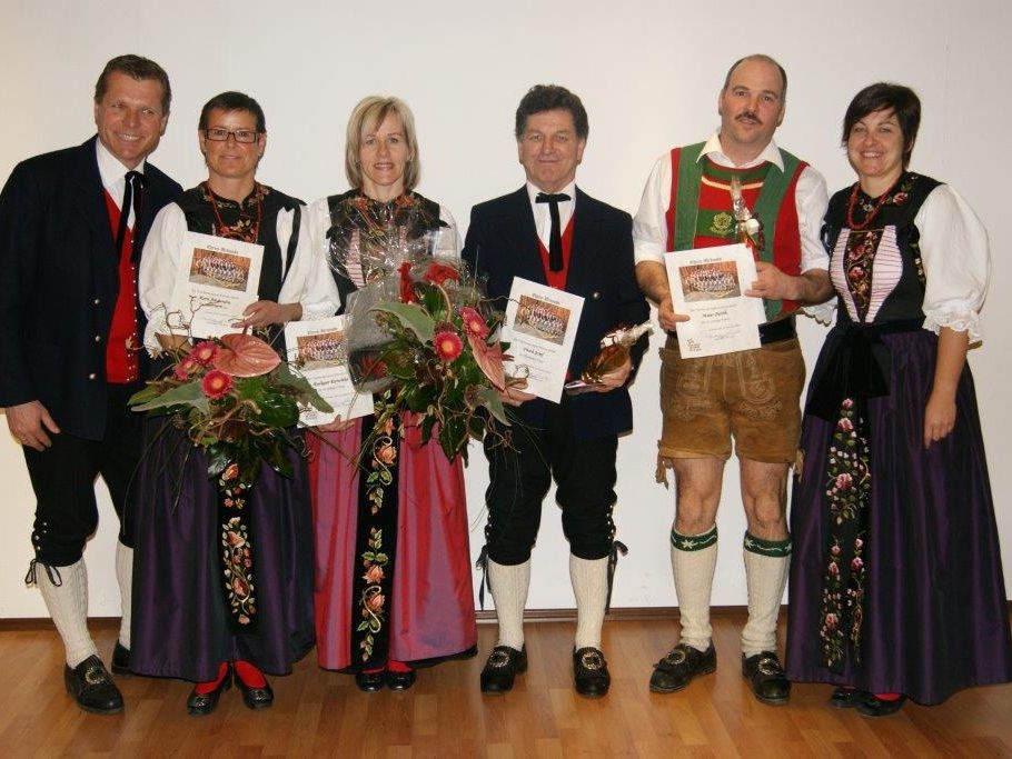 Das Obmannteam mit den langjährigen Vereinsmitgliedern. Das Obmannteam mit den langjährigen Vereinsmitgliedern.