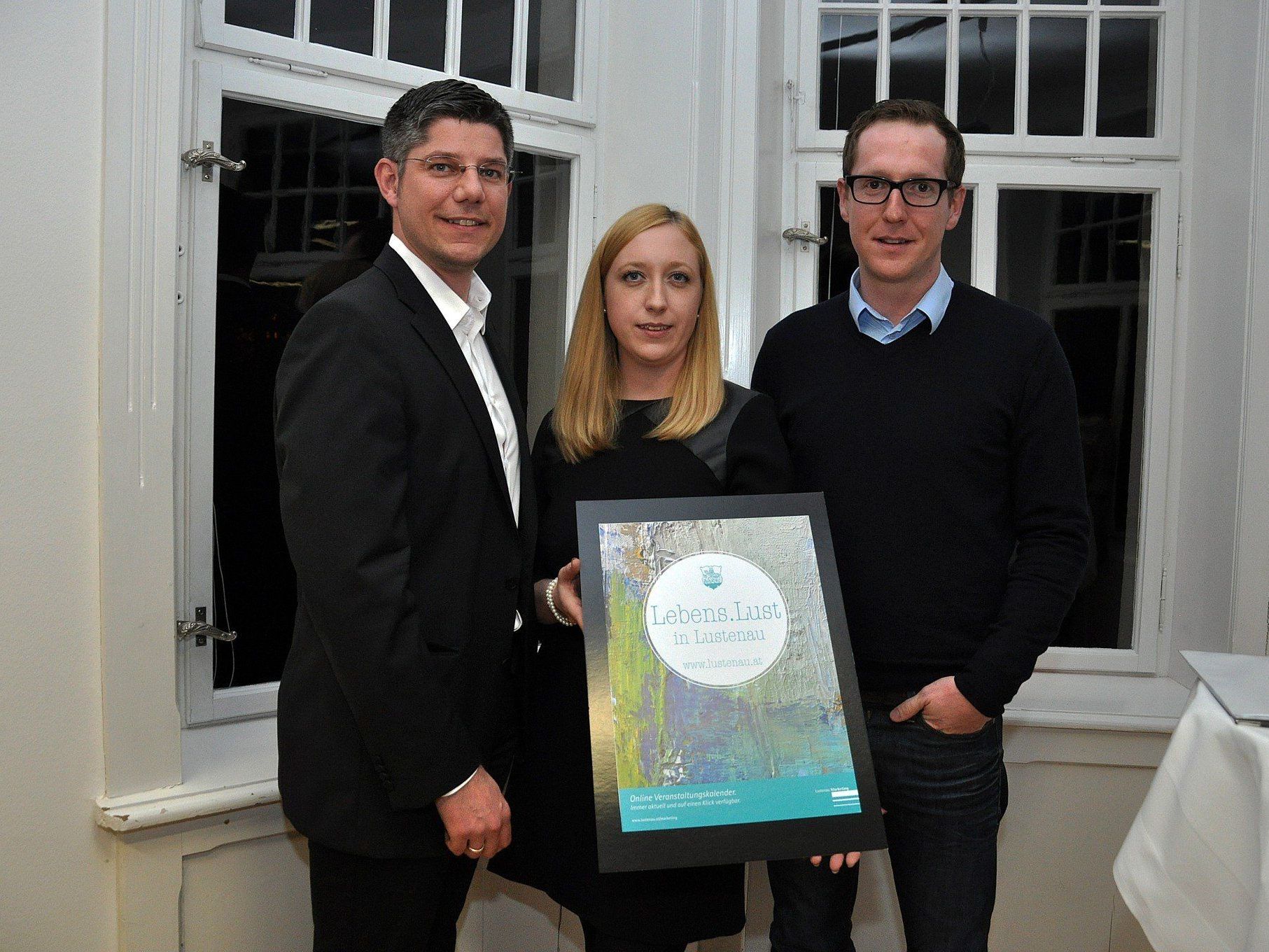 Simon Ender (Ender Werbung), Alexandra Ender (GF Lustenau Marketing) und Martin Dechant (Obmann der Fachgruppe Werbung und Marktkommunikation) mit dem neuen Erscheinungsbild von Lustenau Marketing. Simon Ender (Ender Werbung), Alexandra Ender (GF Lustenau Marketing) und Martin Dechant (Obmann der Fachgruppe Werbung und Marktkommunikation) mit dem neuen Erscheinungsbild von Lustenau Marketing.