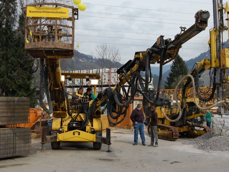 Das Bedienen der großen Maschinen machte allen viel Spaß. Das Bedienen der großen Maschinen machte allen viel Spaß.