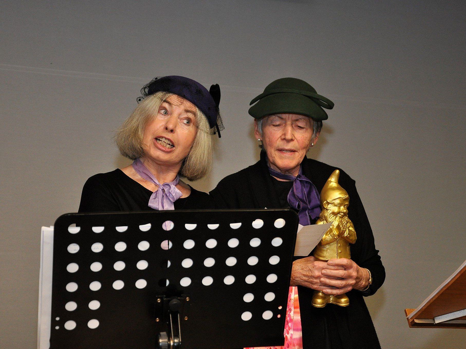 Auf dem Programm standen die Highlights aus 20 Jahren „Wiebrtratsch“ beim Kirchenfrauenkabarett. Auf dem Programm standen die Highlights aus 20 Jahren „Wiebrtratsch“ beim Kirchenfrauenkabarett.