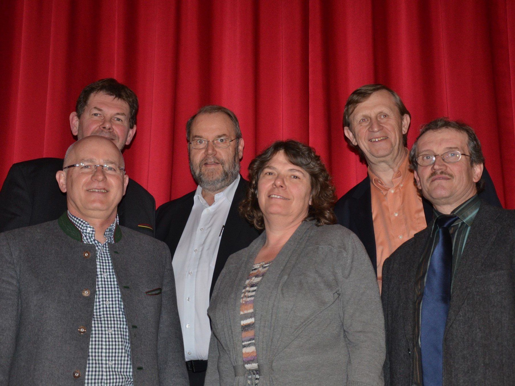 Die Winzer Leo Sommer, Josef Bayer, Bgm Werner Müller, Gerda Liegenfeld, Hans Neumayer und Karl Förstl (v.l.) freuen sich über den regen Besuch bei der Klauskirchner Weinmesse.hner Die Winzer Leo Sommer, Josef Bayer, Bgm Werner Müller, Gerda Liegenfeld, Hans Neumayer und Karl Förstl (v.l.) freuen sich über den regen Besuch bei der Klauskirchner Weinmesse.hner