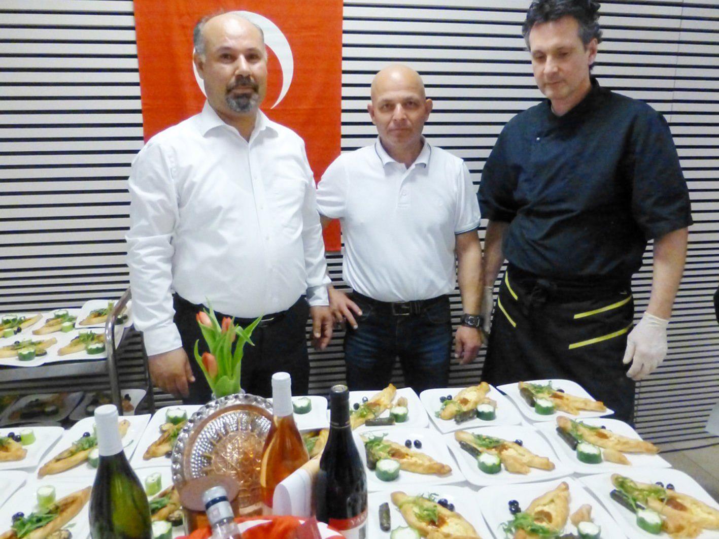 Mustafa Soyucok, Ekrem Pehlivanoglu und Uwe Moser von der Weinschenke sind zum 1. Mal dabei.