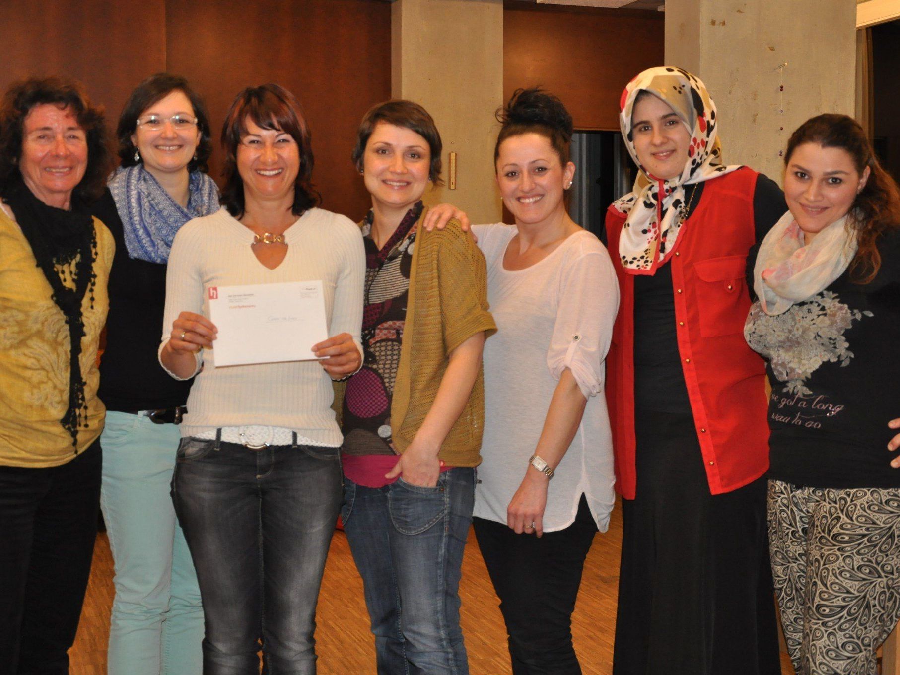 von links: Agnes Jäger, Angelika Yekdes, Susanne Marosch, Cemanur Kartal, Yasemin Ünal, Semiha Akten und Ruhan Topal von links: Agnes Jäger, Angelika Yekdes, Susanne Marosch, Cemanur Kartal, Yasemin Ünal, Semiha Akten und Ruhan Topal
