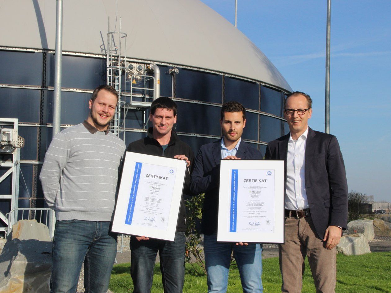 v.l.n.r.: Heinz Guntli (Qualitätsmanagement Häusle Schweiz), Andreas Tschofen (Qualitätsmanager Häusle GmbH), Philipp Längle (Assistenz der Geschäftsführung) und Martin Bösch (Geschäftsführer) freuen sich über die zweifache Zertifizierung. v.l.n.r.: Heinz Guntli (Qualitätsmanagement Häusle Schweiz), Andreas Tschofen (Qualitätsmanager Häusle GmbH), Philipp Längle (Assistenz der Geschäftsführung) und Martin Bösch (Geschäftsführer) freuen sich über die zweifache Zertifizierung.