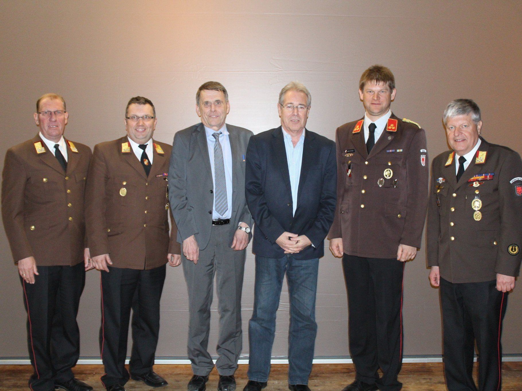 Von links: Landesfeuerwehrinspektor Ing. Hubert Vetter, Bezirksvertreter Ing. Wolfgang Huber, Bezirkshauptmann Dr. Berndt Salomon, Bürgermeister Helmut Lampert, Kommandant Ortsfeuerwehr Göfis Ingo Valentini, Bezirksfeuerwehrinspektor Manfred Morscher Von links: Landesfeuerwehrinspektor Ing. Hubert Vetter, Bezirksvertreter Ing. Wolfgang Huber, Bezirkshauptmann Dr. Berndt Salomon, Bürgermeister Helmut Lampert, Kommandant Ortsfeuerwehr Göfis Ingo Valentini, Bezirksfeuerwehrinspektor Manfred Morscher