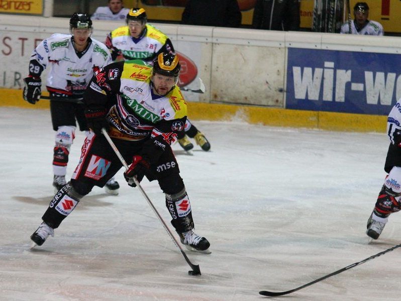 VEU Feldkirch Topscorer Martin Tomasek ließ die Montfortstädter in Neumarkt jubeln. VEU Feldkirch Topscorer Martin Tomasek ließ die Montfortstädter in Neumarkt jubeln.