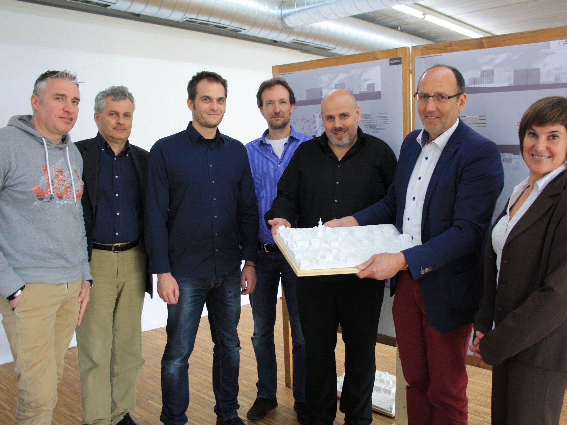 BU: Das Preisgericht mit den Fachpreisrichtern Bernhard Marte, Andreas Cukrowicz und Thomas Klas sowie den Sachpreisrichtern Bgm. Xaver Sinz, Judith Wellmann, Karl-Heinz Lau und Georg Mack. BU: Das Preisgericht mit den Fachpreisrichtern Bernhard Marte, Andreas Cukrowicz und Thomas Klas sowie den Sachpreisrichtern Bgm. Xaver Sinz, Judith Wellmann, Karl-Heinz Lau und Georg Mack.