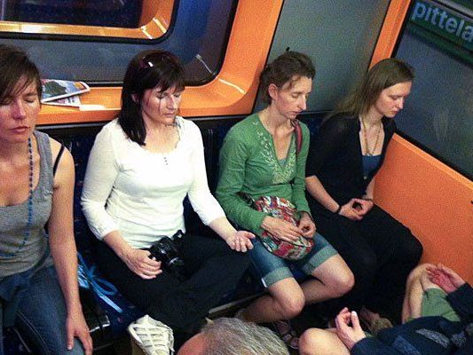So sieht ein Meditier-Flashmob in der U-Bahn aus So sieht ein Meditier-Flashmob in der U-Bahn aus