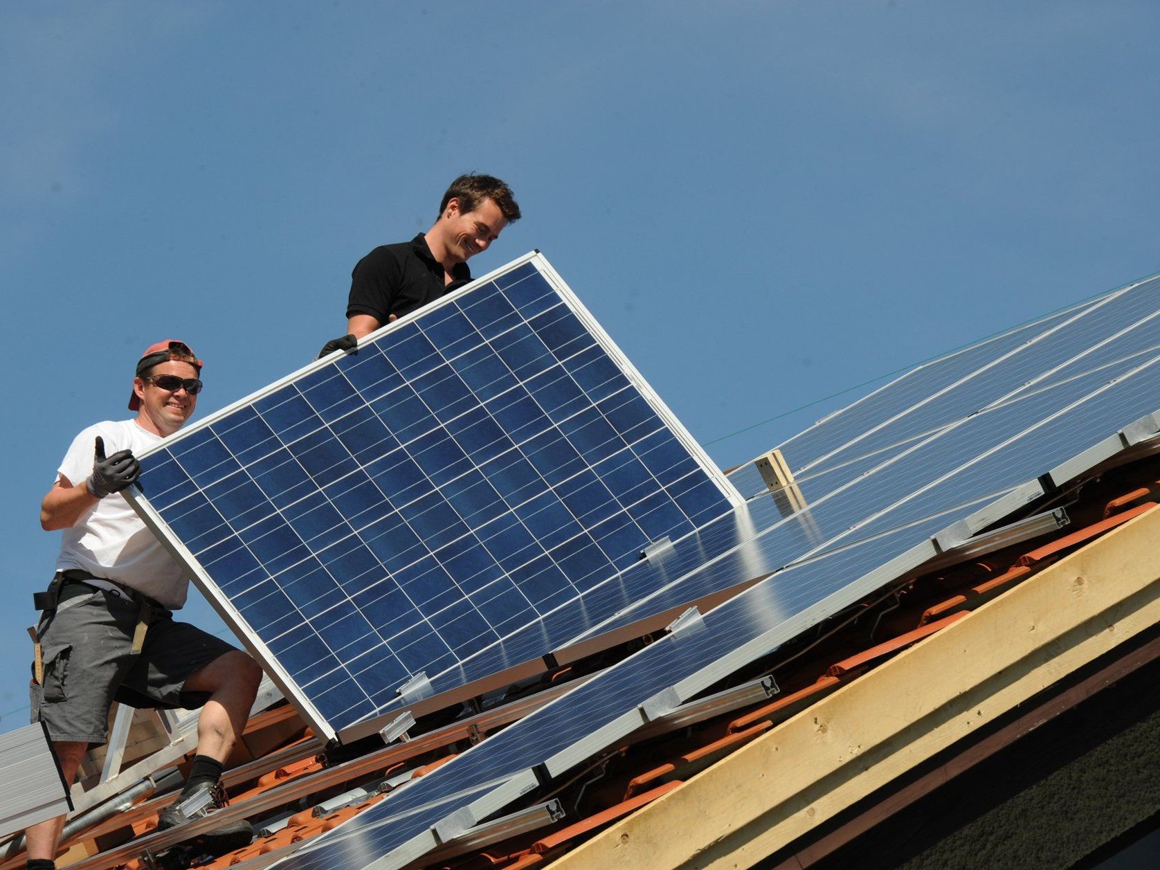 Die Photovoltaik-Aktion in der Vorderland-Gemeinden: Bis Ende Mai 2014 können hochwertige Photovoltaik-Anlagen zum attraktiven Fixpreis bestellt werden. Die Photovoltaik-Aktion in der Vorderland-Gemeinden: Bis Ende Mai 2014 können hochwertige Photovoltaik-Anlagen zum attraktiven Fixpreis bestellt werden.