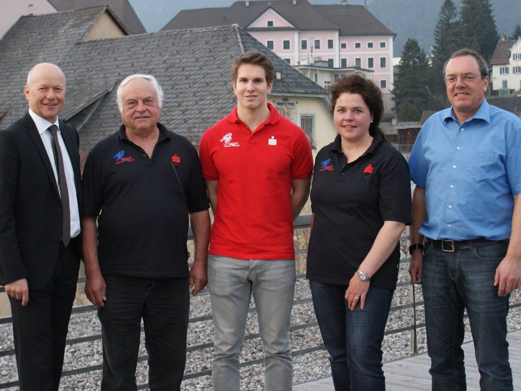 Über den Dächern von Bludenz ließen Vorstandsdirektor Christian Ertl, Rodel-Verbandspräsident Helmut Tagwerker, Junioren-Weltmeister Thomas Steu, Nachwuchstrainerin und Olympiamedaillen-Gewinnerin von Lillehammer Andrea Tagwerker und Marketingleiter Arno Sprenger die erfolgreiche Saison der Kunstbahnrodler Revue passieren. Über den Dächern von Bludenz ließen Vorstandsdirektor Christian Ertl, Rodel-Verbandspräsident Helmut Tagwerker, Junioren-Weltmeister Thomas Steu, Nachwuchstrainerin und Olympiamedaillen-Gewinnerin von Lillehammer Andrea Tagwerker und Marketingleiter Arno Sprenger die erfolgreiche Saison der Kunstbahnrodler Revue passieren.