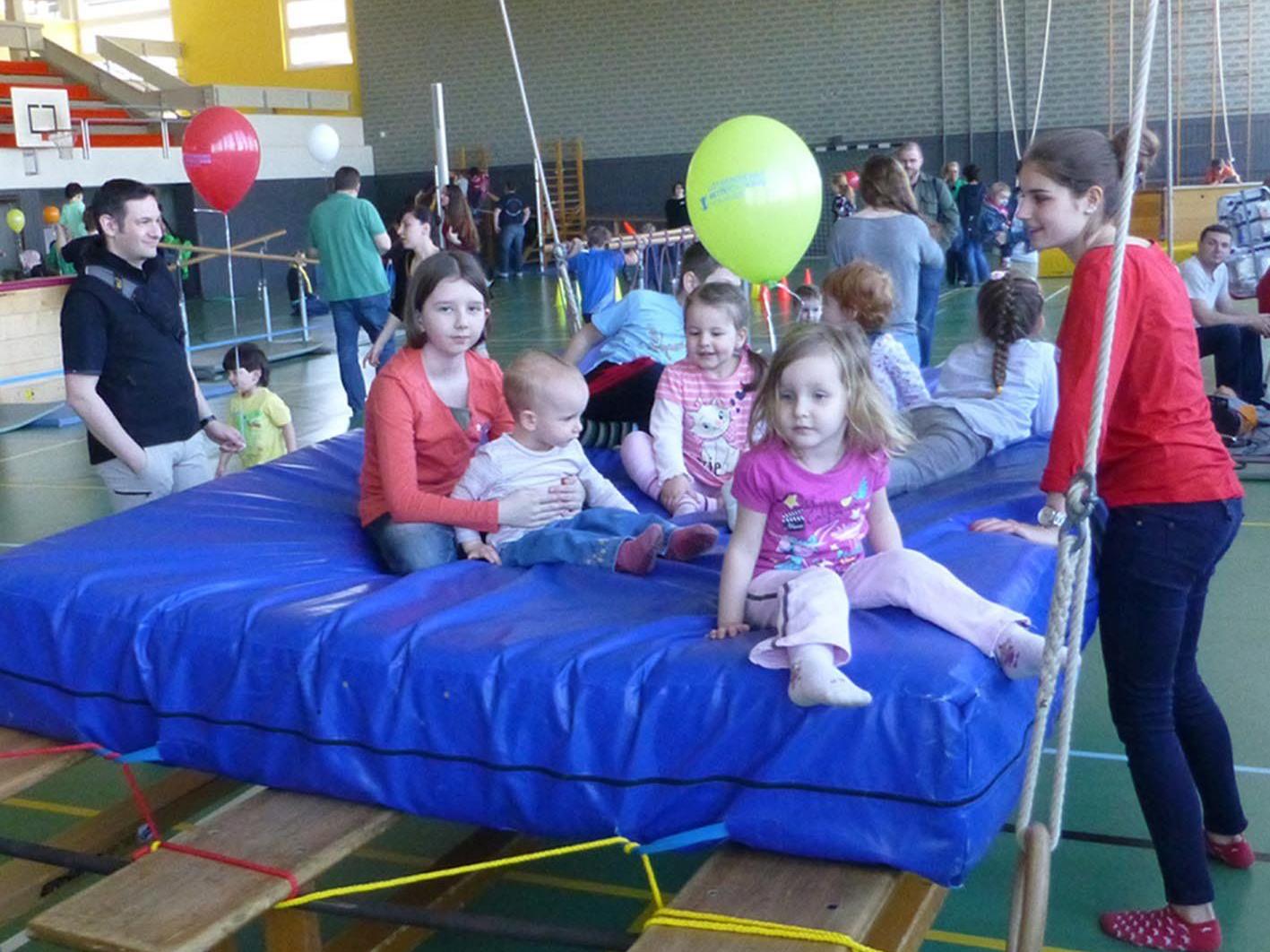Spiel, Spaß und Bewegung für Kinder von 2 bis 10 Jahren eim großen Spielefest am Sonntag