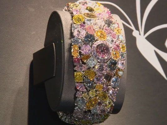 Schmuckstück mit farbigen Diamanten ist 40 Millionen Euro wert. Schmuckstück mit farbigen Diamanten ist 40 Millionen Euro wert.