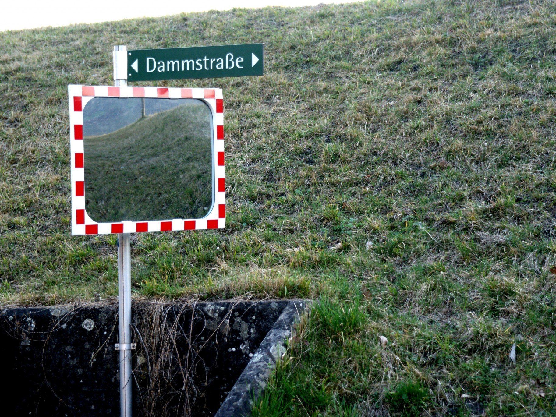 Verkehrsspiegel an der Zubringerstraße Zollamt Lustenau in die Dammstraße Verkehrsspiegel an der Zubringerstraße Zollamt Lustenau in die Dammstraße