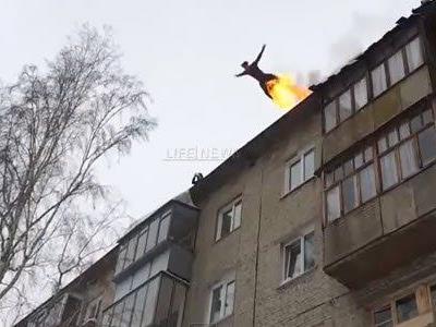 Amateur-Stuntman lässt sich in Brand stecken und springt vom fünften Stock eines Gebäudes.