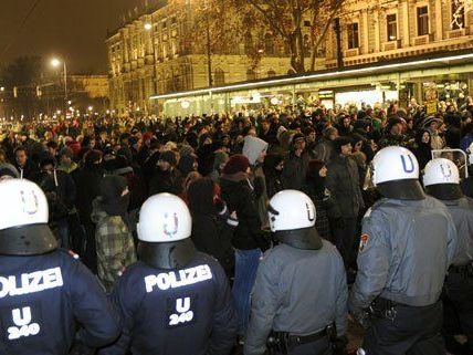 Die Ermittlungen nach den Demos gegen den Akademikerball sind noch nicht abgeschlossen. Die Ermittlungen nach den Demos gegen den Akademikerball sind noch nicht abgeschlossen.
