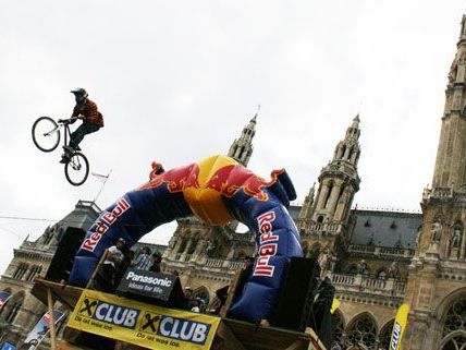 Waghalsige Stunts auf zwei Rädern gibt es beim Bike Festival am Wiener Rathausplatz. Waghalsige Stunts auf zwei Rädern gibt es beim Bike Festival am Wiener Rathausplatz.