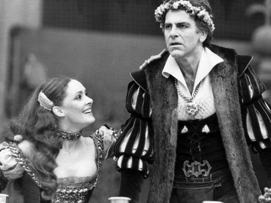 Im Bild: Schauspieler Maximilian Schell als "Jedermann" und Christine Buchegger als "Buhlschaft" in dem Theaterstück "Jedermann" bei den Salzburger Festspielen 1978.