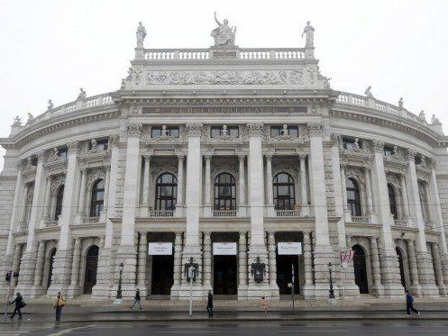 Der Anwalt des Burgtheaters kritisiert Ex-Direktor Matthias Hartmann scharf. Der Anwalt des Burgtheaters kritisiert Ex-Direktor Matthias Hartmann scharf.