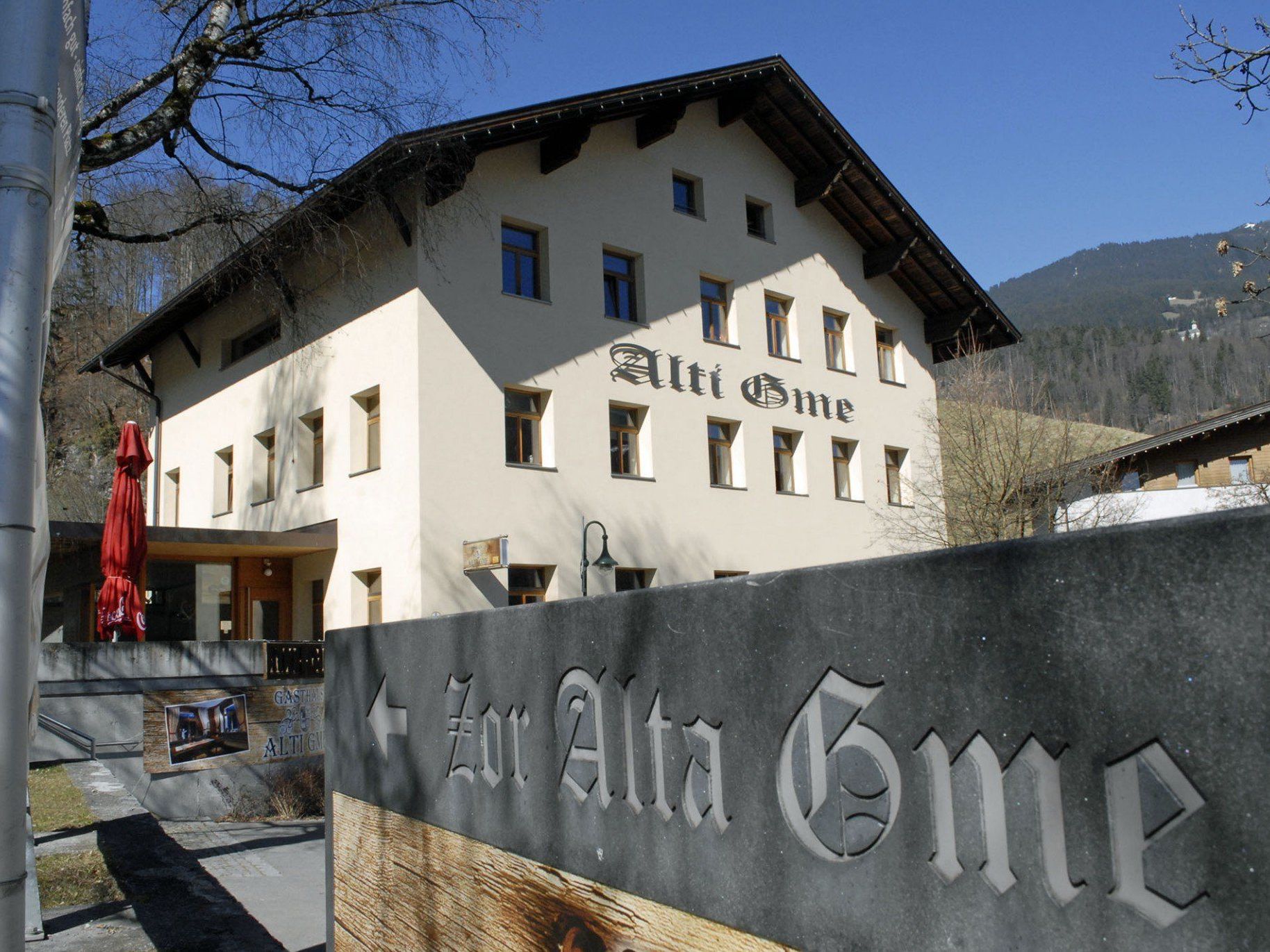 Wie die bisherigen Zusammenkünfte von "Net lugg lo!", wird auch das "Geburtstagstreffen" im Haus "Alti Gme" in Tschagguns stattfinden. Wie die bisherigen Zusammenkünfte von "Net lugg lo!", wird auch das "Geburtstagstreffen" im Haus "Alti Gme" in Tschagguns stattfinden.